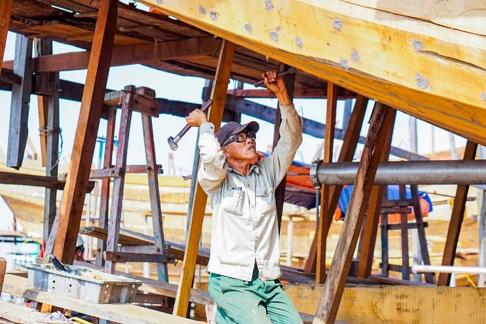 go kho nghe dong moi tau thuyen o nghe an