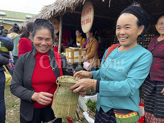 Nét đặc trưng văn hóa tại chợ phiên Mường Quạ nhon nhip cho phien muong qua