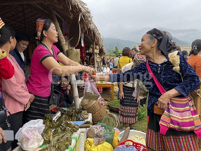 Nét đặc trưng văn hóa tại chợ phiên Mường Quạ nhon nhip cho phien muong qua