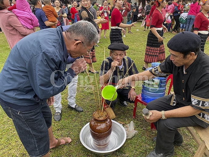 Nét đặc trưng văn hóa tại chợ phiên Mường Quạ nhon nhip cho phien muong qua