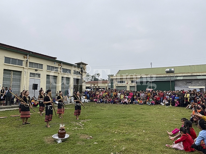 Nét đặc trưng văn hóa tại chợ phiên Mường Quạ nhon nhip cho phien muong qua