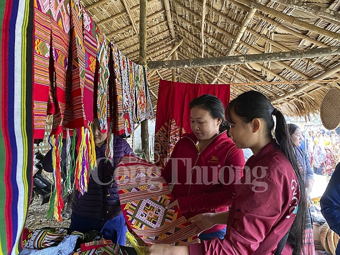 Nét đặc trưng văn hóa tại chợ phiên Mường Quạ nhon nhip cho phien muong qua