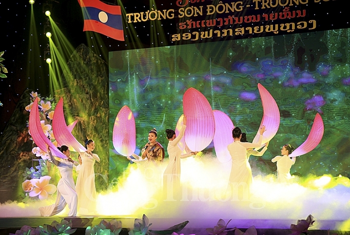 Giao lưu nghệ thuật “Son sắt nghĩa tình, Trường Sơn Đông – Trường Sơn Tây” giao luu nghe thuat son sat nghia tinh truong son dong truong son tay