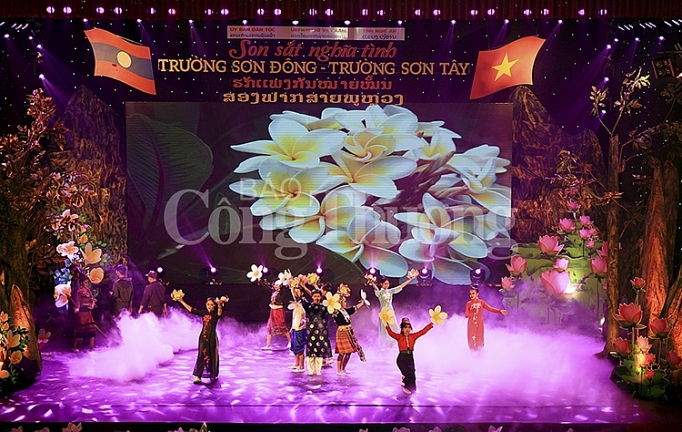 Giao lưu nghệ thuật “Son sắt nghĩa tình, Trường Sơn Đông – Trường Sơn Tây” giao luu nghe thuat son sat nghia tinh truong son dong truong son tay