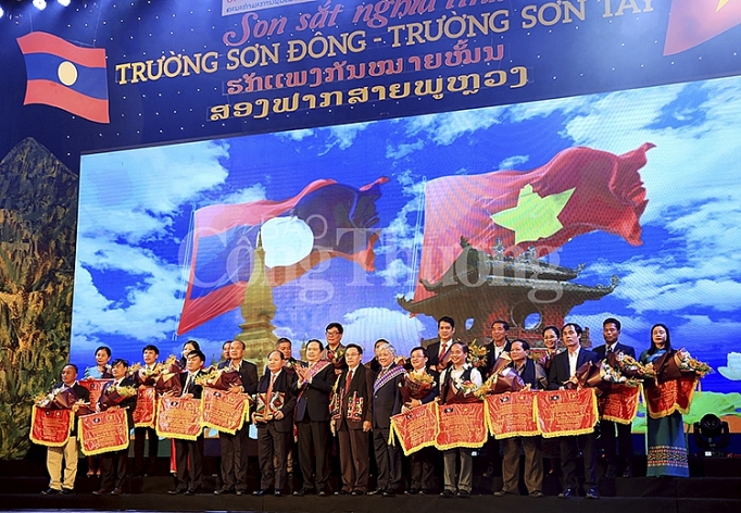 Giao lưu nghệ thuật “Son sắt nghĩa tình, Trường Sơn Đông – Trường Sơn Tây” giao luu nghe thuat son sat nghia tinh truong son dong truong son tay