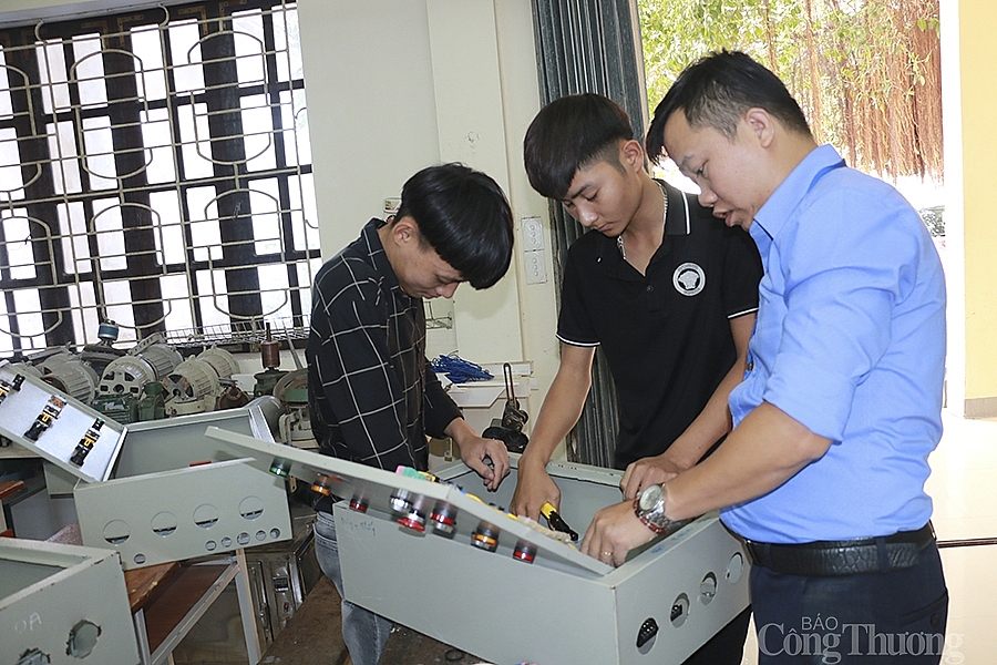 3818-hyc-sinh-phan-luyng-tham-gia-hyc-nghy-tyi-tryyng-trung-cyp-kinh-ty-ky-thuyt-byc-nghy-an-2