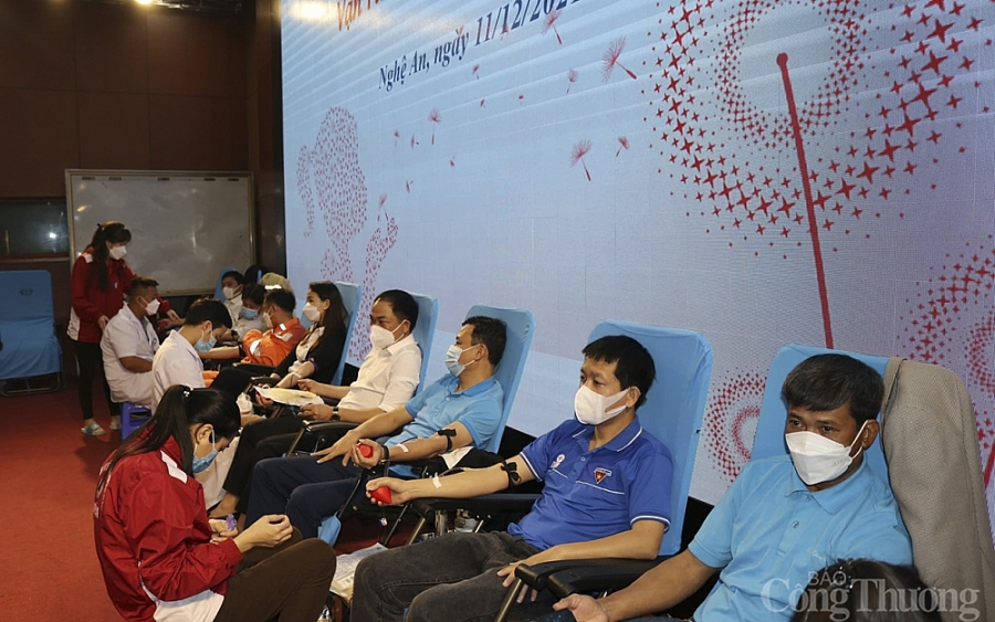 PC Nghệ An giọt máu sẻ chia – ân tình mùa dịch