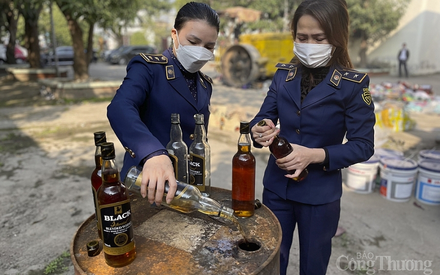 QLTT Nghệ An tiêu hủy hàng loạt tang vật vi phạm hành chính bị tịch thu, trị giá hàng trăm triệu đồng QLTT Nghệ An tiêu hủy hàng loạt tang vật vi phạm hành chính bị tịch thu, trị giá hàng trăm triệu đồng