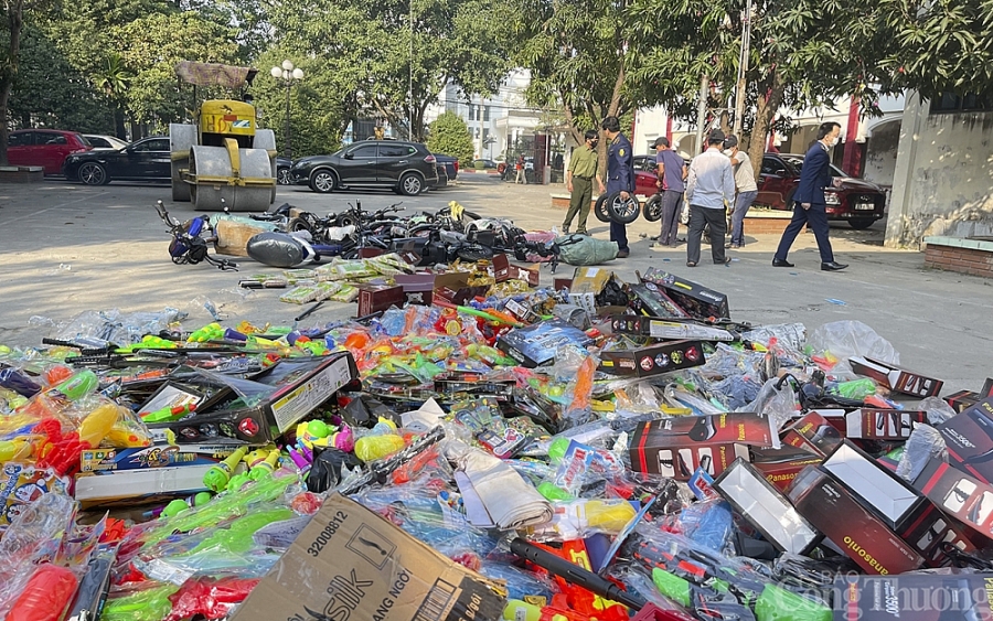 QLTT Nghệ An tiêu hủy hàng loạt tang vật vi phạm hành chính bị tịch thu, trị giá hàng trăm triệu đồng QLTT Nghệ An tiêu hủy hàng loạt tang vật vi phạm hành chính bị tịch thu, trị giá hàng trăm triệu đồng