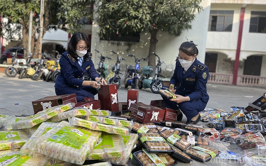 QLTT Nghệ An tiêu hủy hàng loạt tang vật vi phạm hành chính bị tịch thu, trị giá hàng trăm triệu đồng QLTT Nghệ An tiêu hủy hàng loạt tang vật vi phạm hành chính bị tịch thu, trị giá hàng trăm triệu đồng