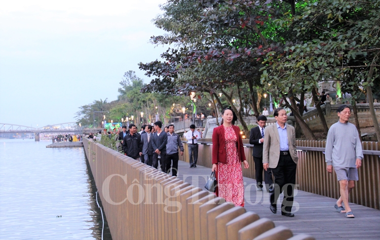thua thien hue khanh thanh duong di bo tren song huong