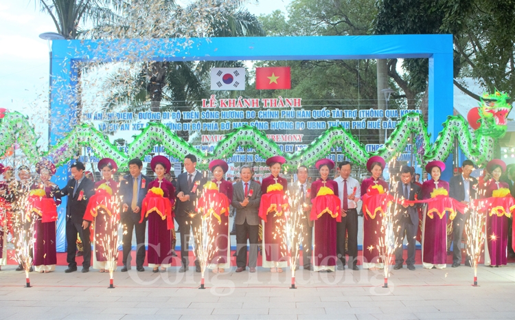 thua thien hue khanh thanh duong di bo tren song huong