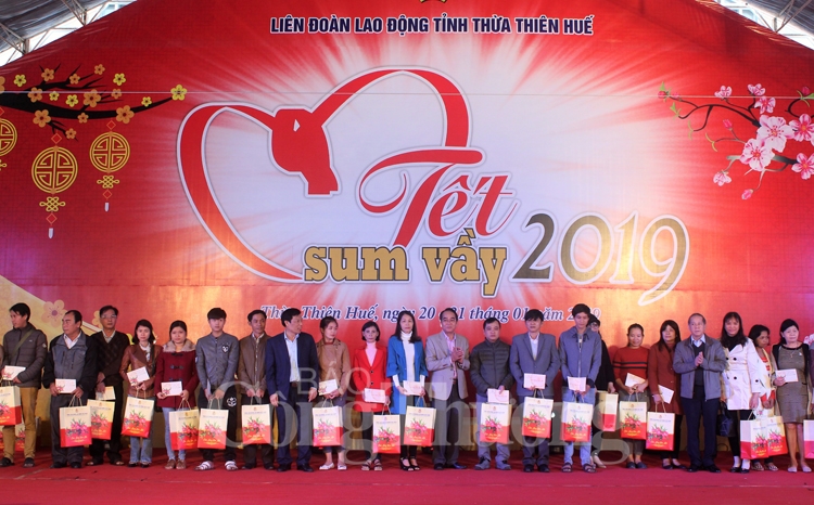 thua thien hue hon 450 suat qua cho chuong trinh tet sum vay 2019