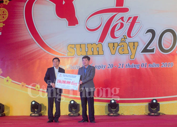 thua thien hue hon 450 suat qua cho chuong trinh tet sum vay 2019