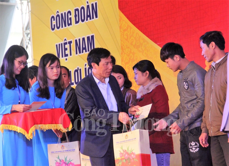 thua thien hue hon 450 suat qua cho chuong trinh tet sum vay 2019