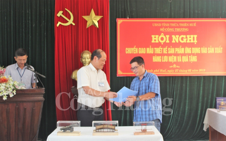 Thừa Thiên Huế chuyển giao 10 mẫu sản phẩm làm hàng lưu niệm, quà tặng thua thien hue chuyen giao 10 mau san pham lam hang luu niem qua tang