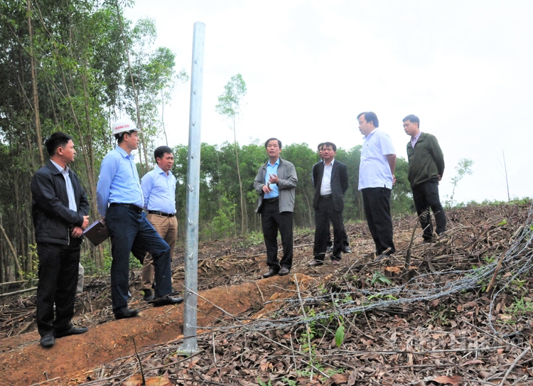 bao dong tinh trang thao do hang rao an toan giao thong tren cao toc la son tuy loan