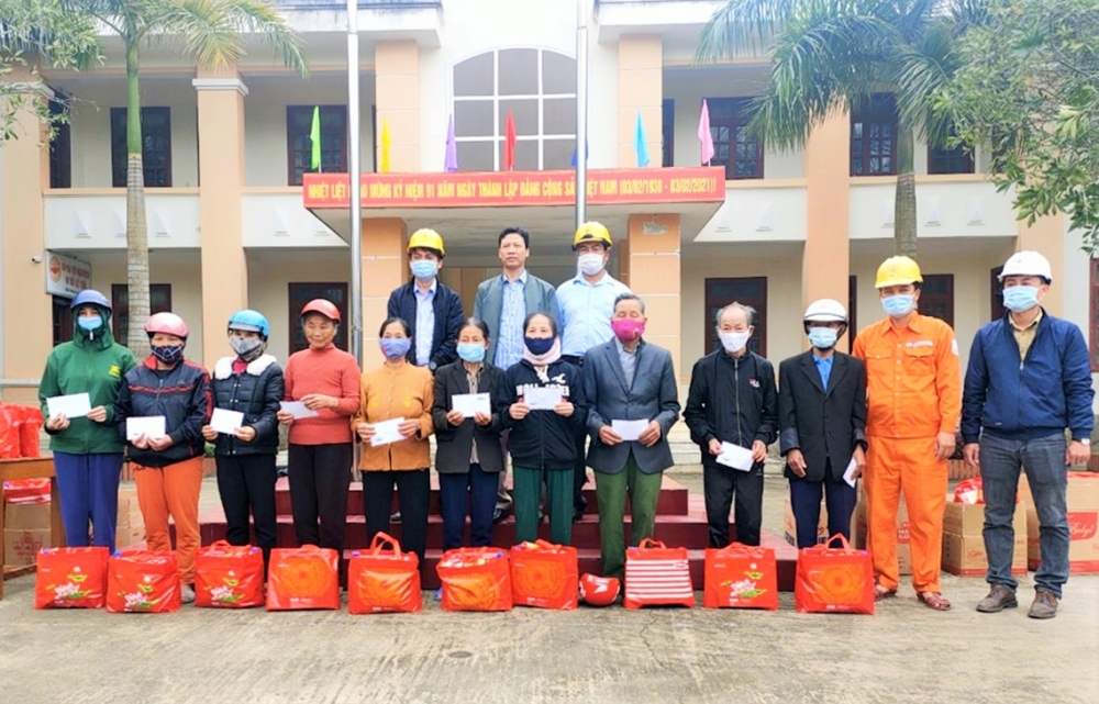 PC Quảng Bình: Tặng 70 suất quà cho các gia đình có hoàn cảnh khó khăn đón Tết
