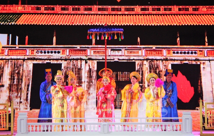 mien ve tham quan di tich hue cho phu nu mac ao dai truyen thong trong dip le 83