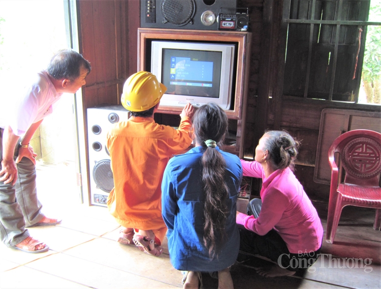Điện lực Lệ Thuỷ: Làm tốt công tác cấp điện cho cư dân biên giới nganh dien quang binh 100 nguoi dan hai xa bien gioi viet lao duoc cung ung dien
