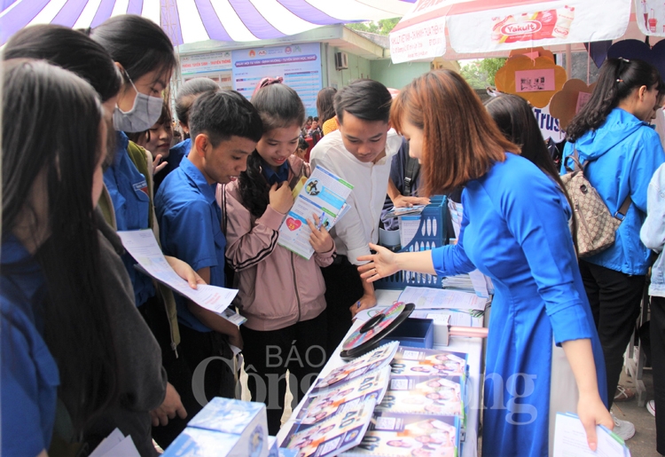 Hơn 2.000 học sinh tham gia Ngày hội tư vấn tuyển sinh học nghề tại Huế thua thien hue hon 2000 hoc sinh tham gia ngay hoi tu van tuyen sinh hoc nghe