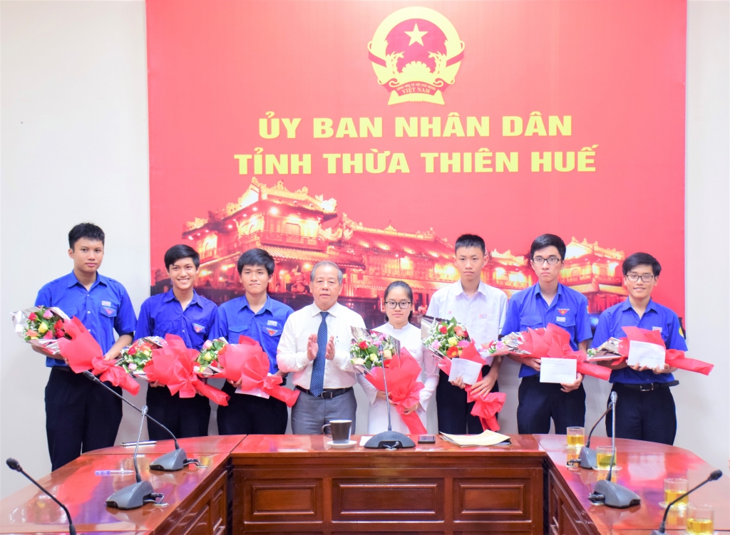 Thừa Thiên Huế tuyên dương học sinh tham gia Đội dự tuyển Olympic quốc tế thua thien hue tuyen duong hoc sinh tham gia doi du tuyen olympic quoc te