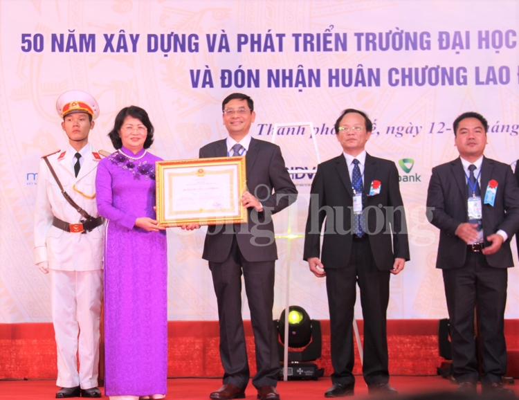 truong dai hoc kinh te hue ky niem 50 nam thanh lap va don nhan huan chuong lao dong hang nhat