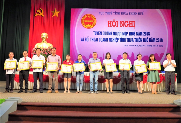 Thừa Thiên Huế tuyên dương, khen thưởng hơn 100 tổ chức, cá nhân trong lĩnh vực thuế thua thien hue tuyen duong khen thuong hon 100 to chuc ca nhan trong linh vuc thue