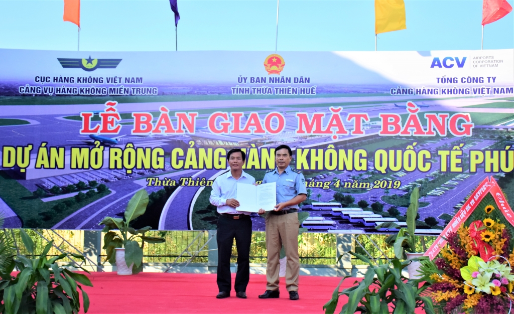 Thừa Thiên Huế: Bàn giao mặt bằng nâng cấp Cảng hàng không quốc tế Phú Bài thua thien hue ban giao mat bang nang cap cang hang khong quoc te phu bai