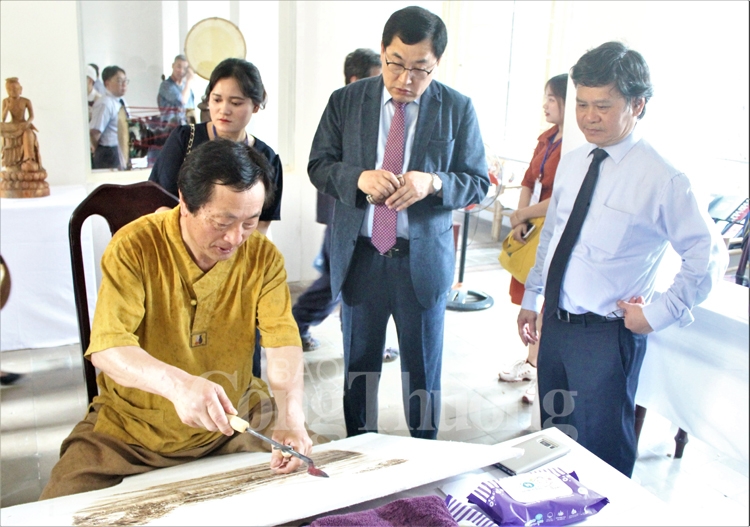 trung bay san pham thu cong truyen thong quoc te tai festival nghe truyen thong hue 2019