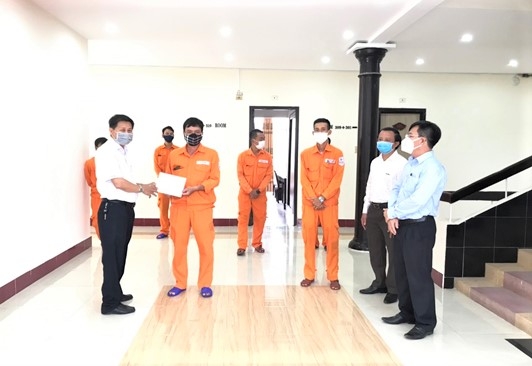PC Thừa Thiên: Hơn 80 triệu đồng tặng cán bộ công nhân viên vận hành lưới điện trong thời gian chống dịch Covid-19 pc thua thien hon 80 trieu dong tang can bo cong nhan vien van hanh luoi dien trong thoi gian chong dich covid 19