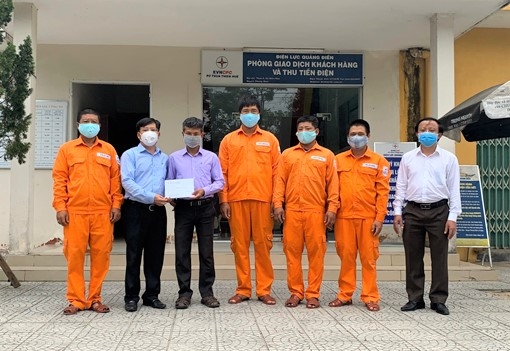 PC Thừa Thiên: Hơn 80 triệu đồng tặng cán bộ công nhân viên vận hành lưới điện trong thời gian chống dịch Covid-19 pc thua thien hon 80 trieu dong tang can bo cong nhan vien van hanh luoi dien trong thoi gian chong dich covid 19