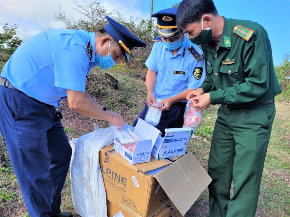 Quảng Trị: Bí mật bên trong hai thùng carton ở bãi đất trống