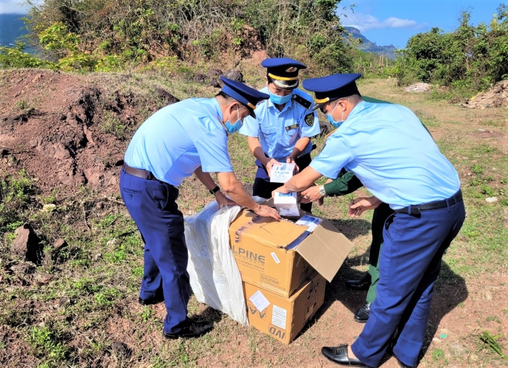 Quảng Trị: Bí mật bên trong hai thùng carton ở bãi đất trống