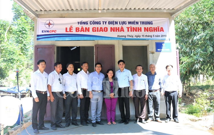 Thừa Thiên Huế: EVNCPC bàn giao nhà tình nghĩa cho gia đình khó khăn thua thien hue evncpc ban giao nha tinh nghia cho gia dinh kho khan
