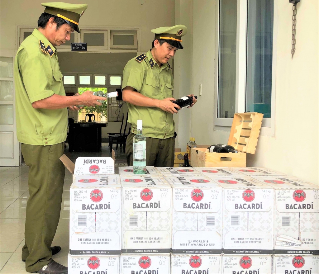 Quảng Bình: Bắt giữ hàng trăm chai rượu ngoại nhập lậu quang binh bat giu hang tram chai ruou ngoai nhap lau