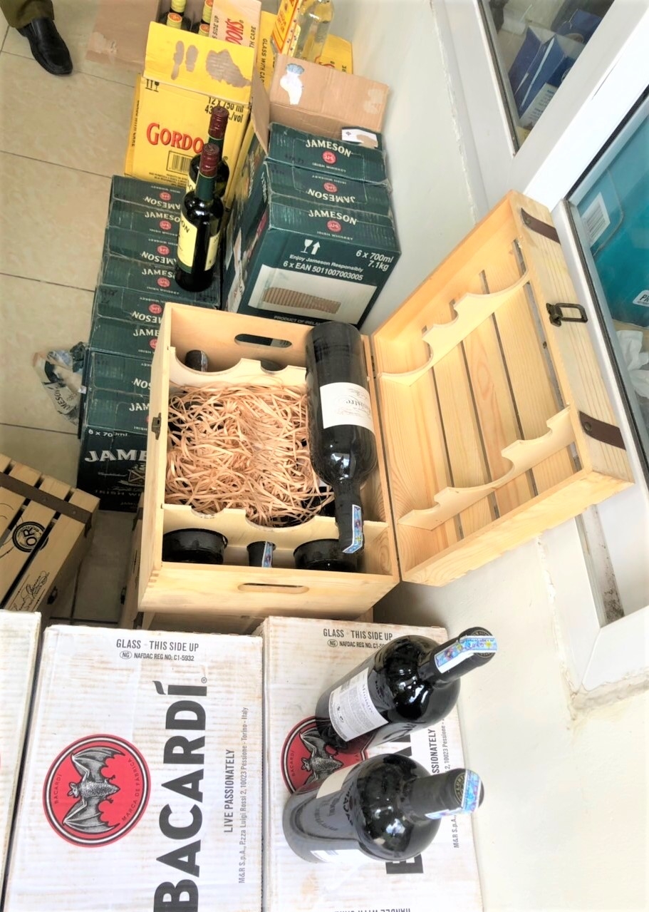 Quảng Bình: Bắt giữ hàng trăm chai rượu ngoại nhập lậu quang binh bat giu hang tram chai ruou ngoai nhap lau