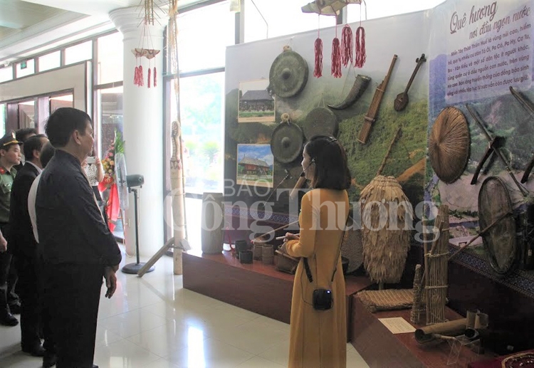 Khai mạc triển lãm họ Hồ miền Tây Thừa Thiên Huế - Lịch sử và nhân chứng khai mac trien lam ho ho mien tay thua thien hue lich su va nhan chung