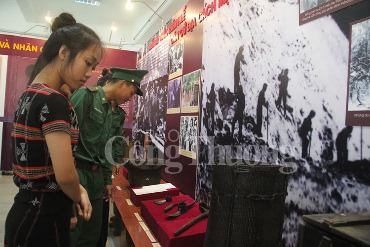 Khai mạc triển lãm họ Hồ miền Tây Thừa Thiên Huế - Lịch sử và nhân chứng khai mac trien lam ho ho mien tay thua thien hue lich su va nhan chung