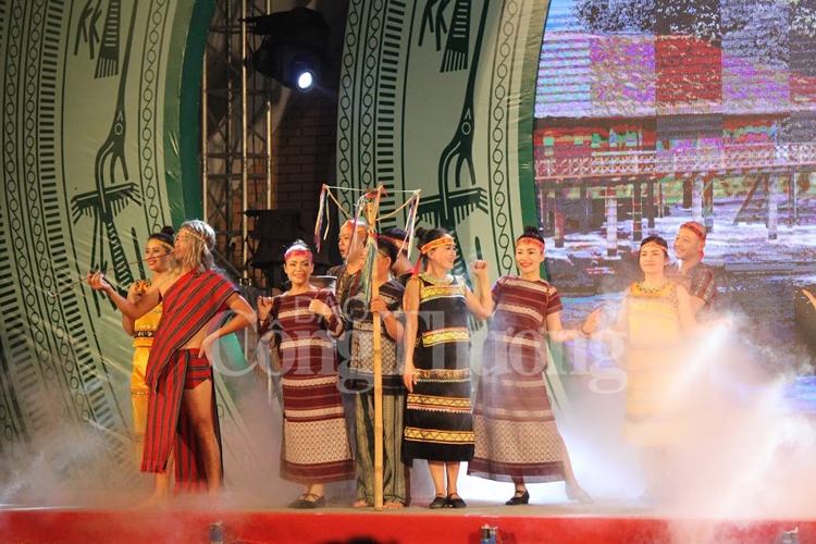 Thắm tình đoàn kết, hữu nghị dân tộc vùng biên giới Việt Nam - Lào tham tinh doan ket huu nghi dan toc vung bien gioi viet nam lao