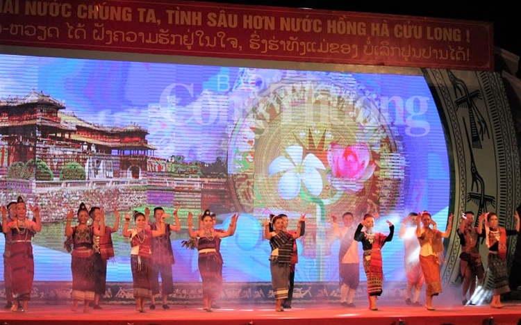 Thắm tình đoàn kết, hữu nghị dân tộc vùng biên giới Việt Nam - Lào tham tinh doan ket huu nghi dan toc vung bien gioi viet nam lao