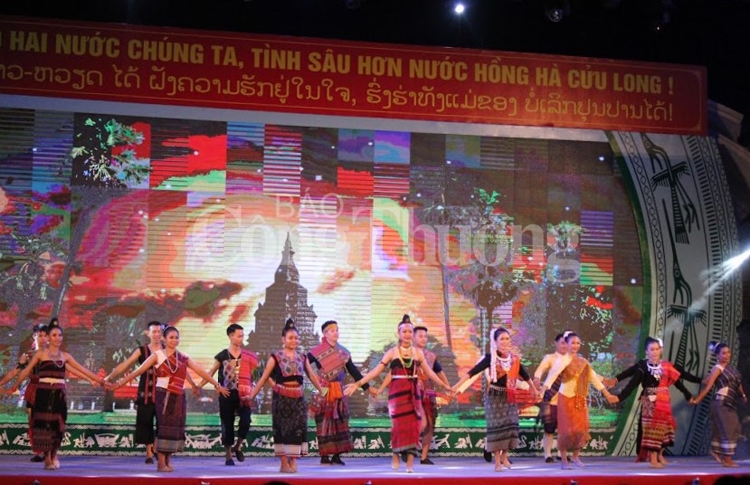 Thắm tình đoàn kết, hữu nghị dân tộc vùng biên giới Việt Nam - Lào tham tinh doan ket huu nghi dan toc vung bien gioi viet nam lao