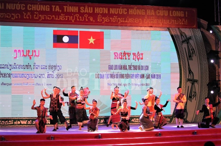 Thắm tình đoàn kết, hữu nghị dân tộc vùng biên giới Việt Nam - Lào tham tinh doan ket huu nghi dan toc vung bien gioi viet nam lao