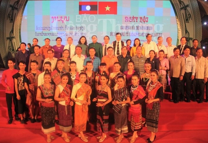 Thắm tình đoàn kết, hữu nghị dân tộc vùng biên giới Việt Nam - Lào tham tinh doan ket huu nghi dan toc vung bien gioi viet nam lao