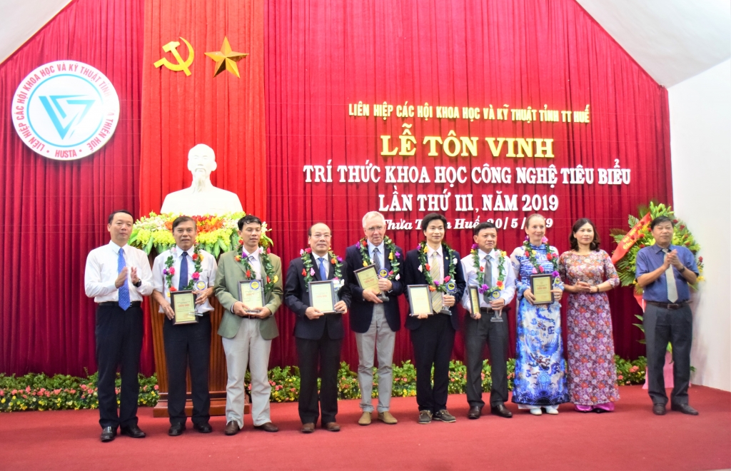 thua thien hue ton vinh 16 tri thuc khoa hoc va cong nghe tieu bieu