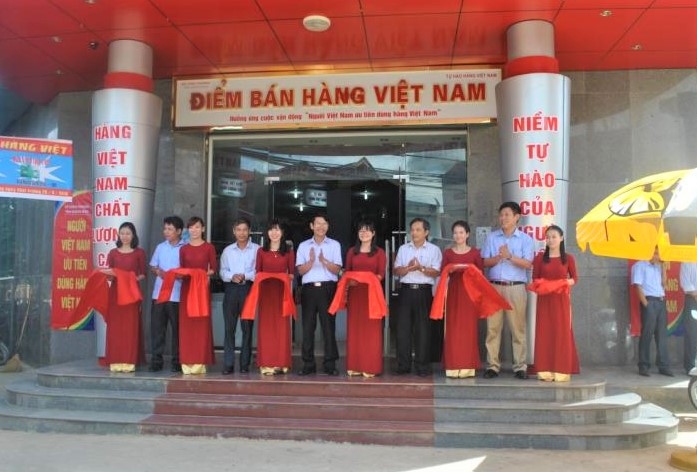 Quảng Bình: Khen thưởng các tập thể và cá nhân xuất sắc trong Cuộc vận động “Người Việt Nam ưu tiên dùng hàng Việt Nam” quang binh khen thuong cac tap the va ca nhan xuat sac trong cuoc van dong nguoi viet nam uu tien dung hang viet nam