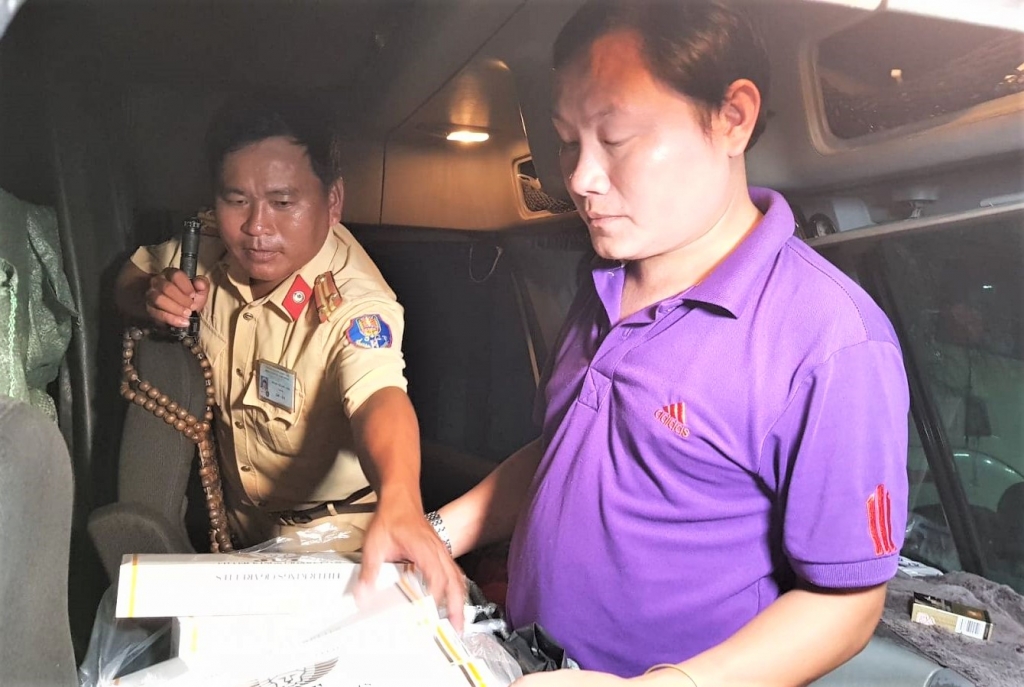 Thừa Thiên Huế: Bắt giữ 12.000 gói thuốc lá lậu trên xe container thua thien hue bat giu 12000 goi thuoc la lau tren xe container