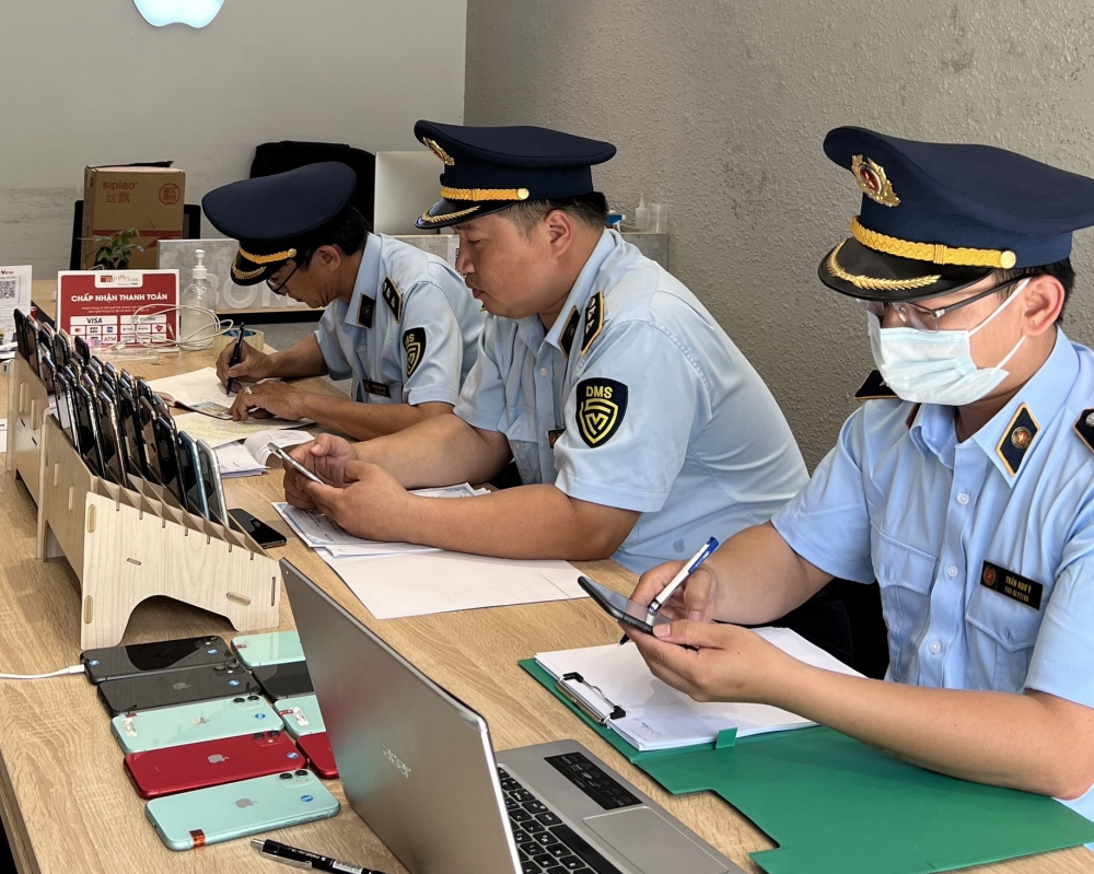 Cục Quản lý thị trường Thừa Thiên Huế liên tiếp xứ lý nhiều cửa hàng kinh doanh điện thoại di động nhập lậu