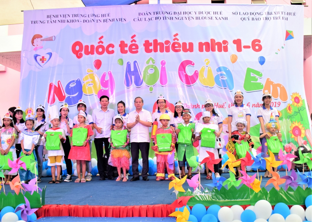 Thừa Thiên Huế: Thăm hỏi, tặng quà bệnh nhi Ngày Quốc tế thiếu nhi thua thien hue tham hoi tang qua benh nhi ngay quoc te thieu nhi