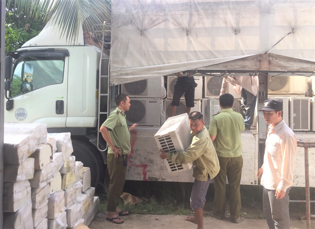 Quảng Bình: Liên tiếp bắt giữ hàng lậu, hàng điện tử đã qua sử dụng, trị giá hơn 1,4 tỷ đồng quang binh lien tiep bat giu hang lau hang dien tu da qua su dung tri gia hon 14 ty dong